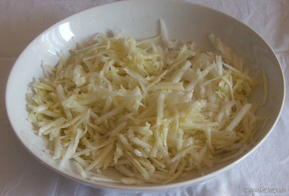 Salata de ridichi negre pentru pulpa de miel la cuptor cu varza calita. 