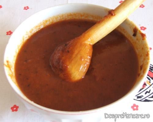Suc de rosii diluat cu apa calduta pentru supa crema de legume si ciuperci.