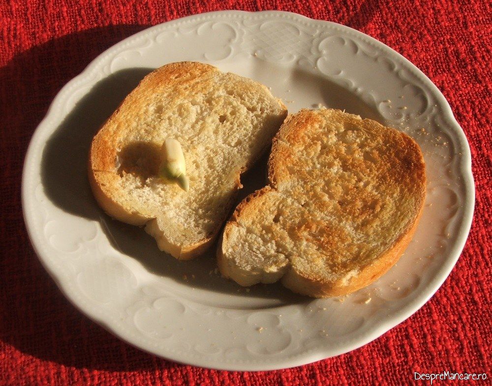 Paine prajita frecata cu usturoi pentru ficat de vitel la gratar cu paine prajita si branza cu mucegai.