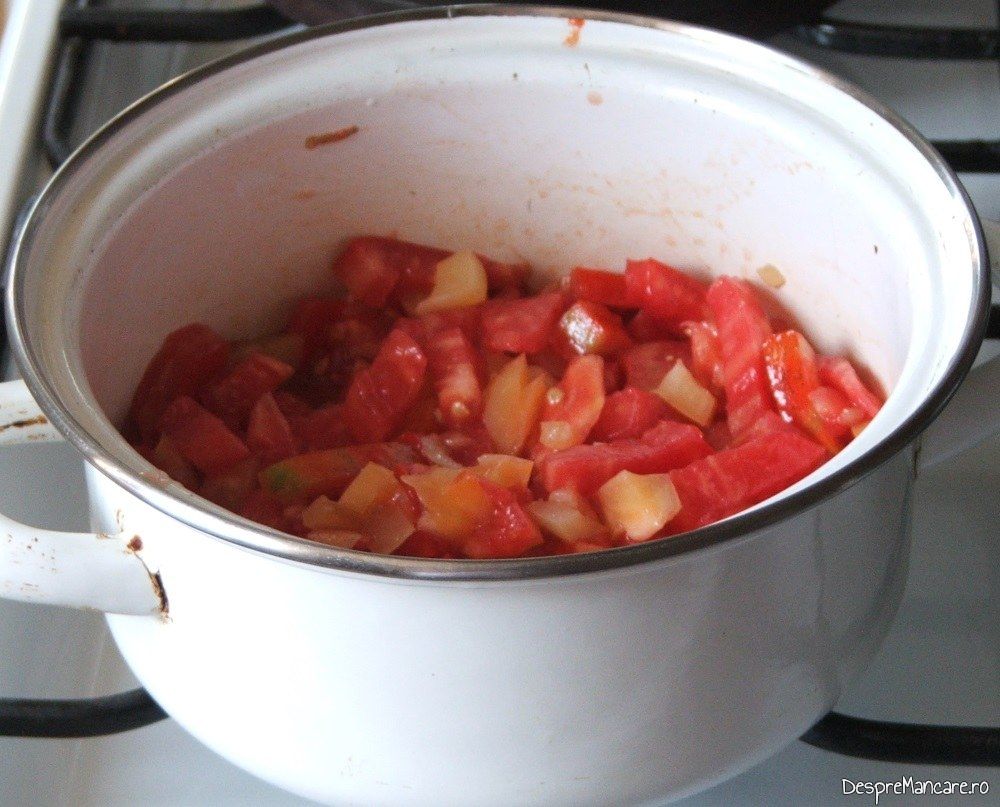 Pregatire sos de rosii pentru cannelloni umplute cu ciuperci in sos de rosii.