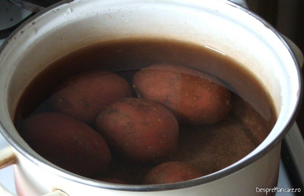 Cartofi in coaja pusi sa fiarba pentru rasol din gaina de curte.