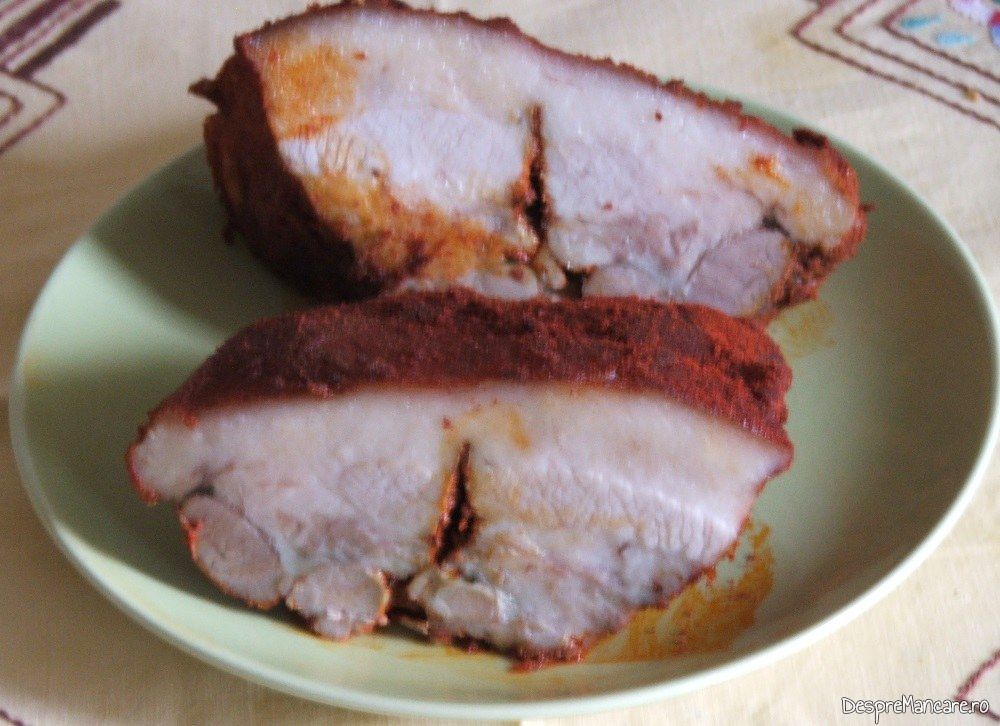 Gusa de porc fiarta in zeama de varza, tavalita prin boia, taiata in felii groase.