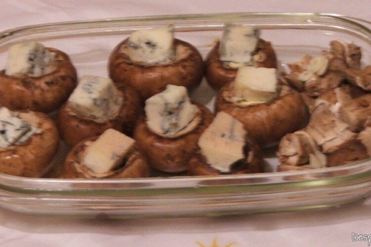 Ciuperci umplute cu unt si branza cu mucegai, la cuptor, pentru revelion in 2 la "botul calului".