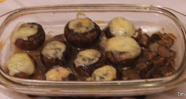 Ciuperci brune umplute cu unt si branza cu mucegai pentru aperitiv cald la revelion in 2 la "botul calului"..