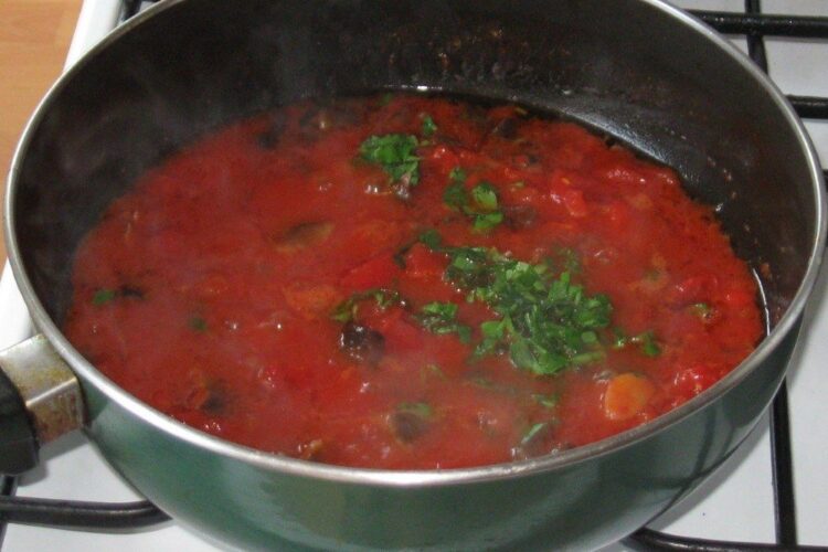 Pregatire sos de rosii si ciuperci pentru pastele folosite la cotlet de platica la gratar cu paste fainoase, ciuperci si piersici.