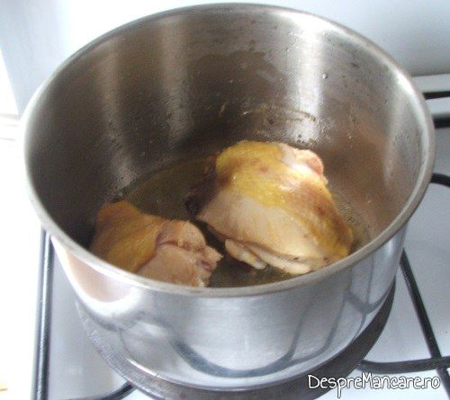 Pulpe de gaina care se calesc in untura de pasare pentru mancare de prune si praz cu pulpe de gaina.