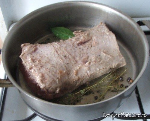 Rumenire muschi de porc in amestec de unt si ulei pentru muschi de porc inabusit, cu urzici batute.