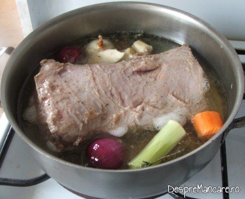 Inabusire muschi de porc in amestec de vin si apa, cu condimente si legume.