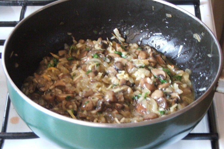 Umplutura din ciuperci, orez, oua batute si cascaval afumat este gata pregatita pentru a se umple cannelloni.