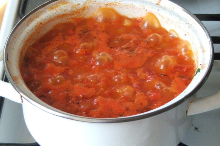 Pregatire sos de rosii pentru somon la cuptor cu cannelloni umplute cu ciuperci.
