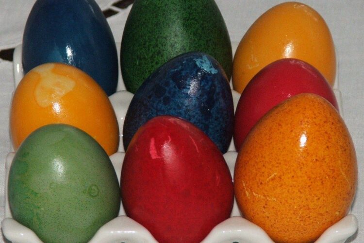 Oua de curca, rata si gaina vopsite in culori diferite.