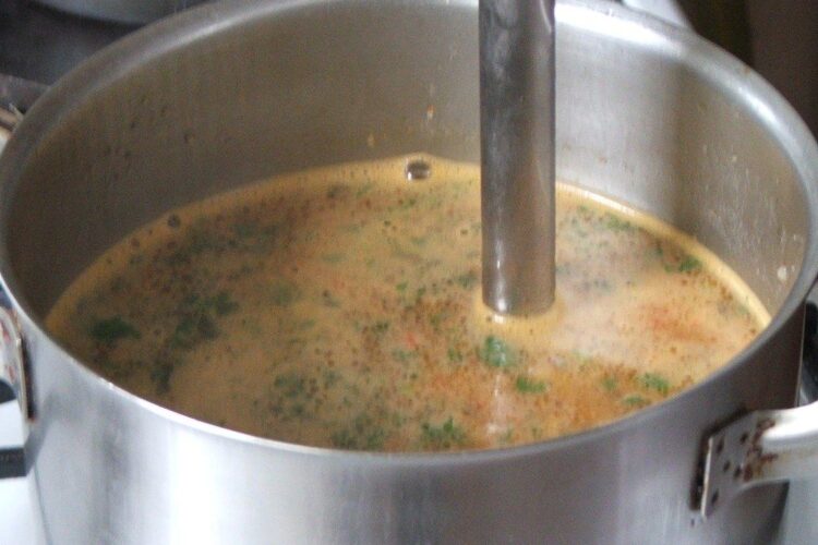 Mixare amestec pentru supa crema de gaina cu ciuperci si oua de prepelita.