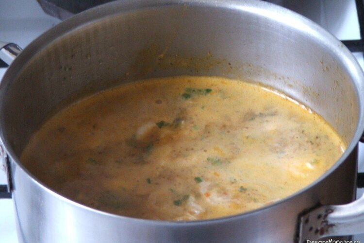 Oua de prepelita adaugate sa fiarba in supa crema de gaina si ciuperci.