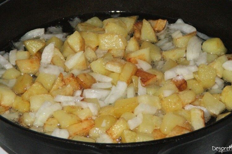 Rumenire cartofi noi, taiati in cuburi in amestecul de prajire.