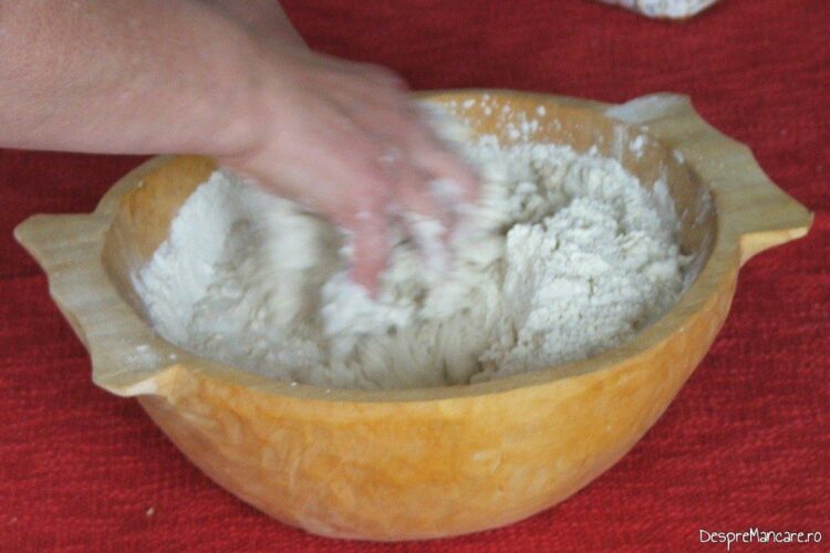 Adaugare, dupa caz, faina sau iaurt pentru a obtine consistenta dorita a aluatului pentru paine.