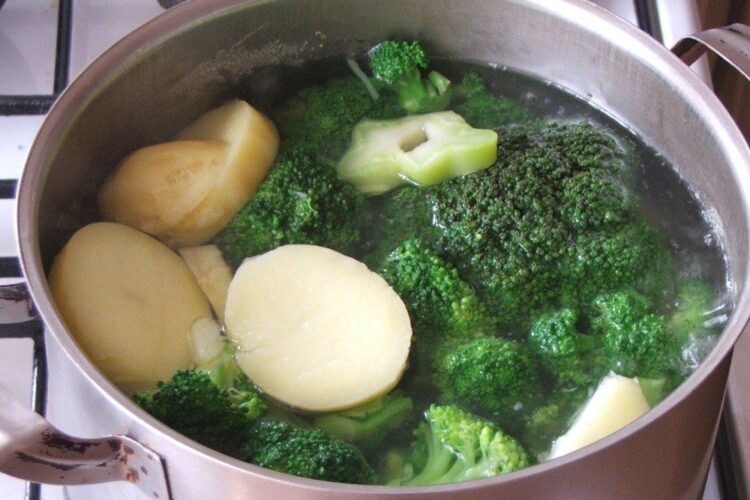 Fierbere brocoli si cartofi in apa rece cu putina sare grunjoasa.