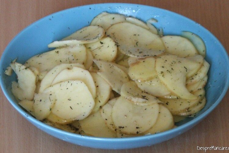 Felii de cartofi, asezonate si lasate al macerat pentru pulpa de porc macerata si legume in folie, la gratar.
