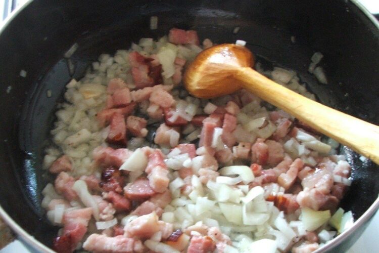 Calire ceapa taiata rondele, usturoi feliat si piept de porc taiat fasii pentru rulada din pulpa de vitel cu carne tocata de porc si piept de porc.