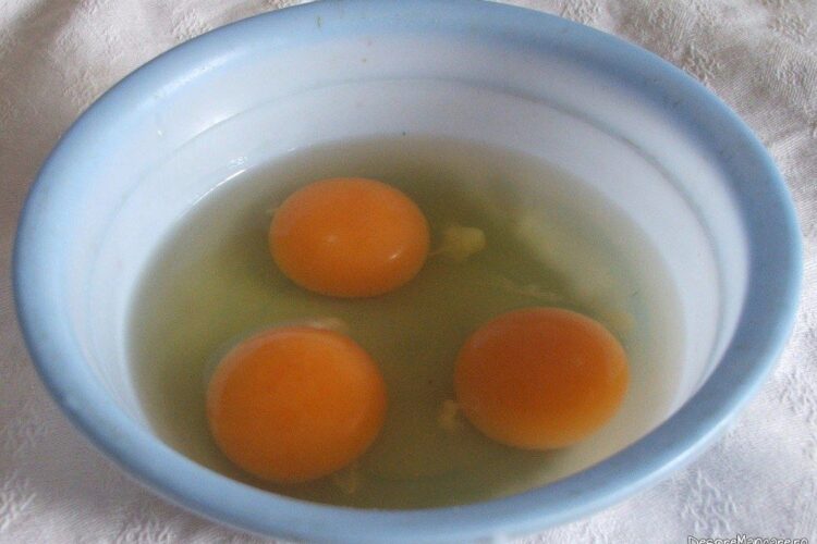 Oua de gaina, proaspete, folosite pentru macaroane cu carne, branza si cascaval.