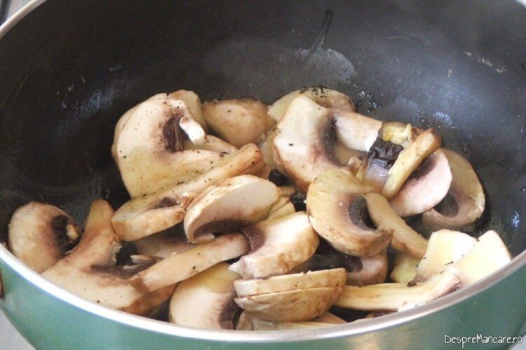Calire ciuperci feliate in amestecul de ulei extravirgin si unt proaspat.
