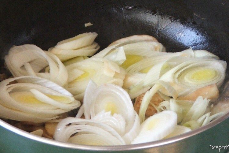 Calire praz, usturoi si ciuperci pentru tortellini umplute cu prosciuto in sos de praz, ciuperci si smantana.