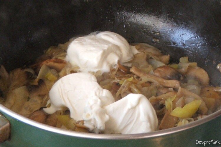 Adaugare smantana grasa in amestecul de ciuperci si praz, calite.