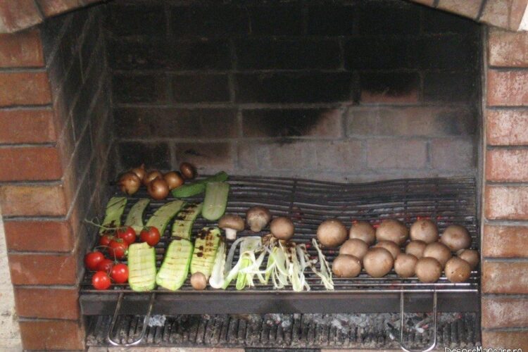 Frigere ciuperci intregi si legume, pe gratar.