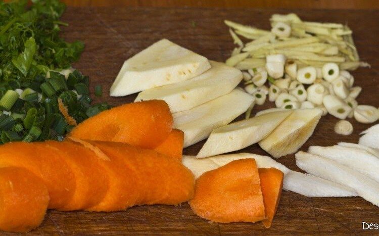 Radacinoase utilizate la muschiulet de porc cu legume si ciuperci la tigaie, in sos de smantana.