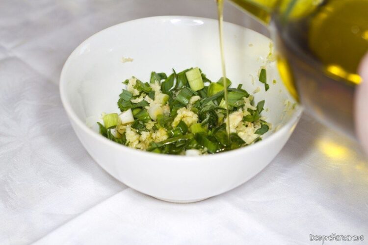 Amestecare usturoi uscat, usturoi verde si ulei de masline pentru mujdei de usturoi cu iaurt.