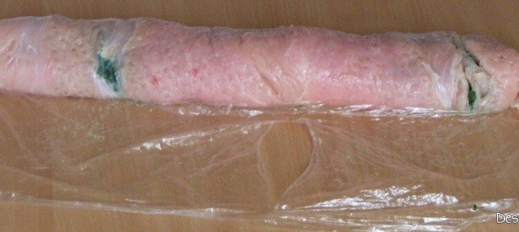 Rulare carne de curcan plus umplutura, sub forma de sul si inchidere carne, la capete.