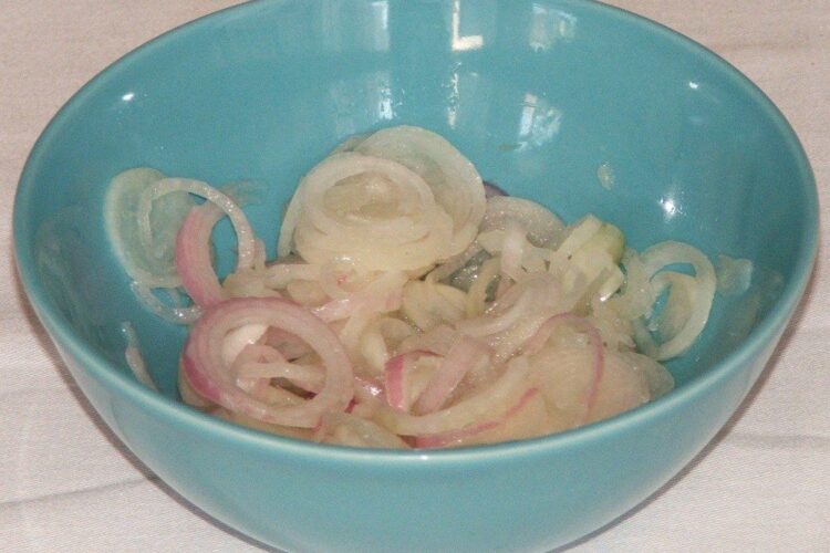 Pregatire salata de ceapa macerata in otet de mere si miere.