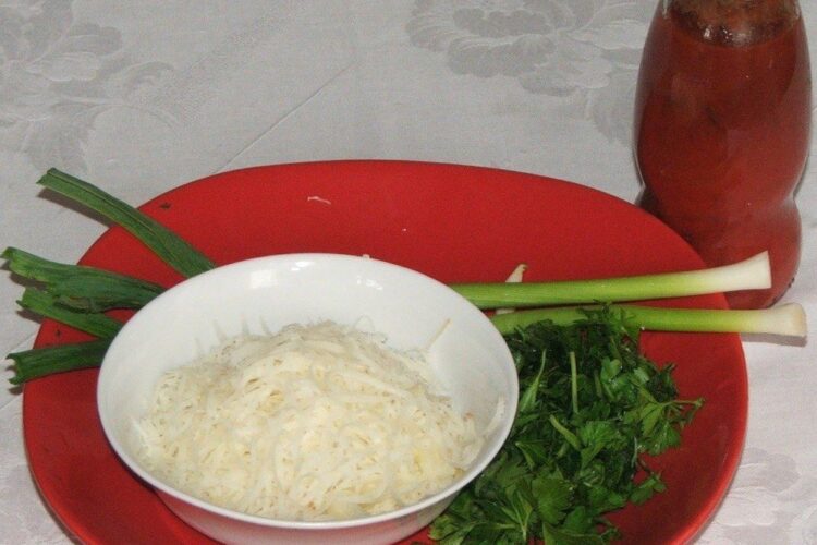 Ingrediente pentru paste panzerotti umplute cu crab in sos de rosii.