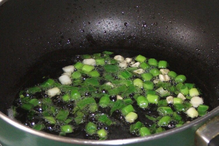 Calire ceapa verde in amestec de ulei de masline extravirgin si unt proaspat.