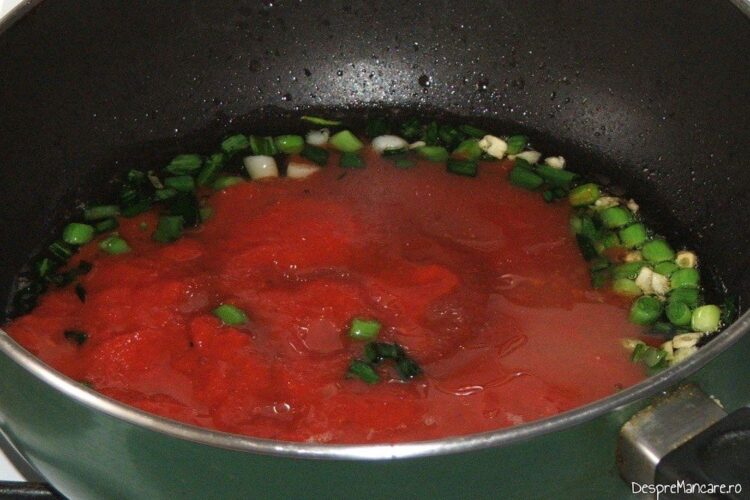 Pregatire sos de rosii pentru paste panzerotti umplute cu crab in sos de rosii.