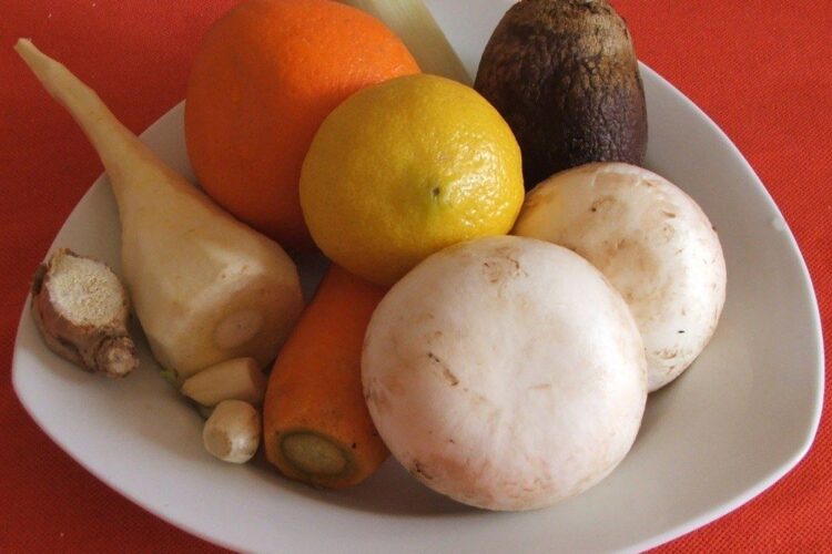 Ingrediente de trebuinta pentru trunchi de crap cu legume, ciuperci si citrice, la cuptor.