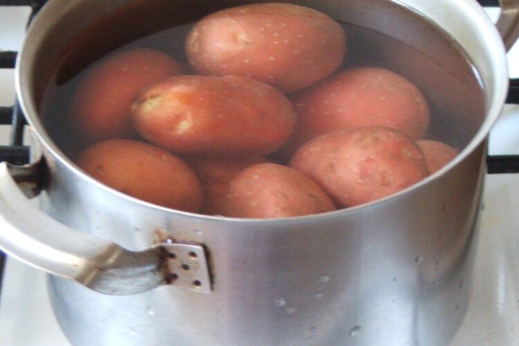 Fierbere cartofi pentru piept de rata cu cartofi taranesti, la tigaie.