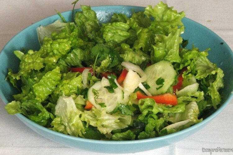 Salata servita la sufleu de conopida cu ciuperci.