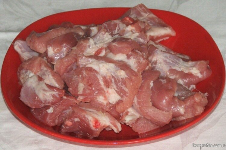 Carne cu putina grasime scoasa de pe pecia de porc.
