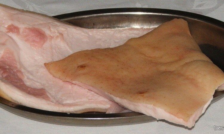 Pecie de porc cu sorici parlit care urmeaza a fi preparata rapid si servita ulterior ca aperitiv.
