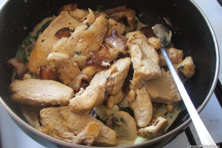 Intregirea preparatului - carnea se adauga in tigaia cu ciuperci si praz, smantana si verdeata.