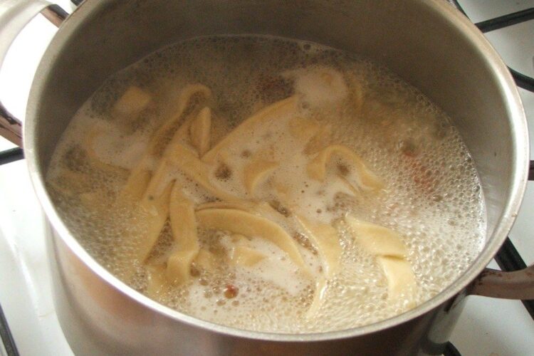 Taietei de casa care fierb in supa de curcan si legume.