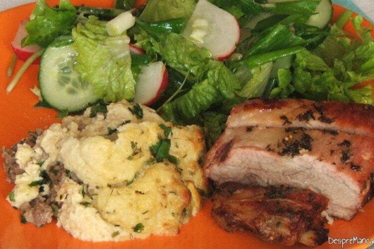 Conopida impanata cu carne tocata si apoi gratinata servita drept garnitura la coaste de porc pregatite la cuptor/ la gratar.