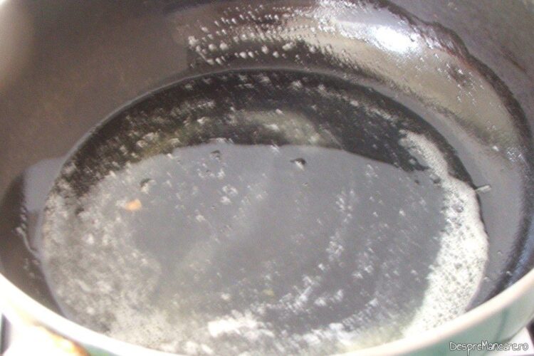 Tigaie cu amestec de ulei de masline si unt proaspat pregatita pentru prajire sparanghel.