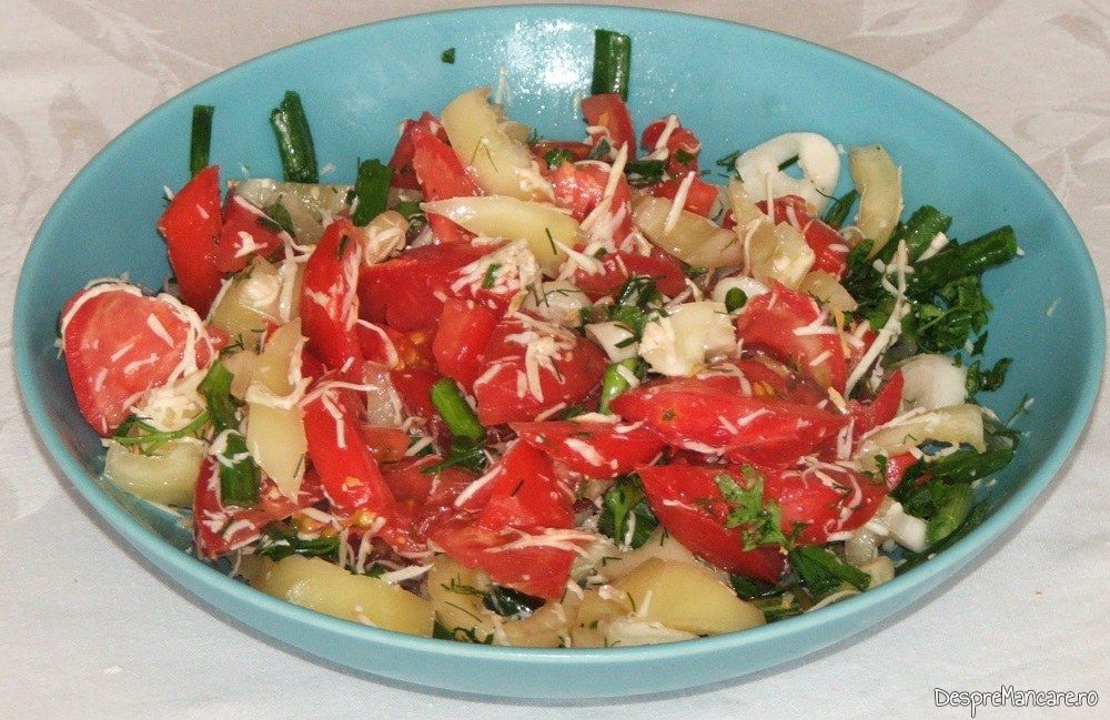 Salata de sezon servita la galbiori gratinati cu smantana.