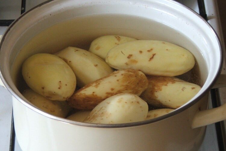 Cartofi noi, intregi, pusi la fiert in apa rece cu sare grunjoasa.