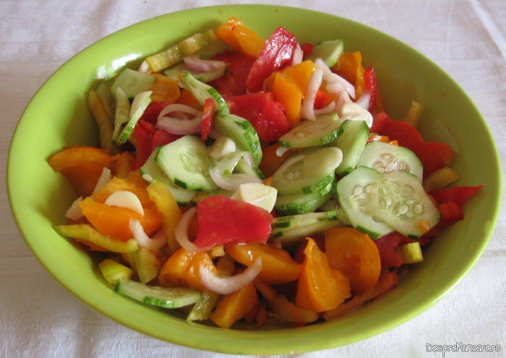 Salata de rosii galbene si rosii, castraveti, ceapa servita la pui intreg cu legume, ciuperci si turmeric, la cuptor.