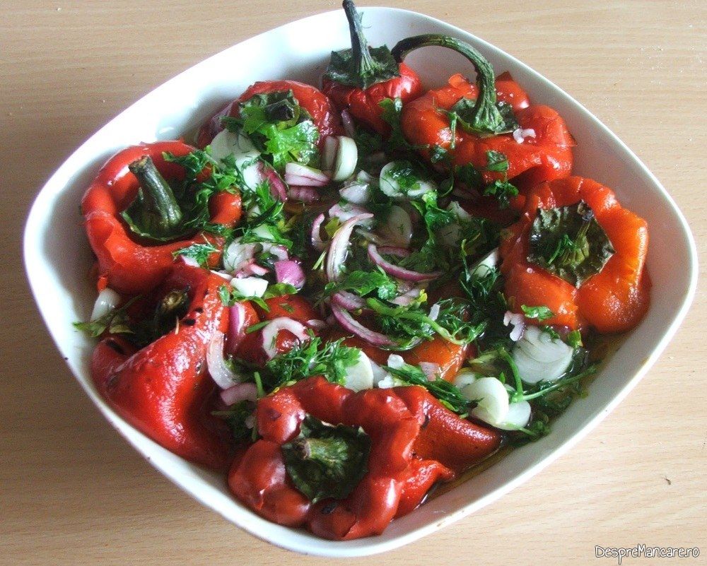 Salata de ardei copti servita la creier de porc cu ciuperci si sparanghel la cuptor.