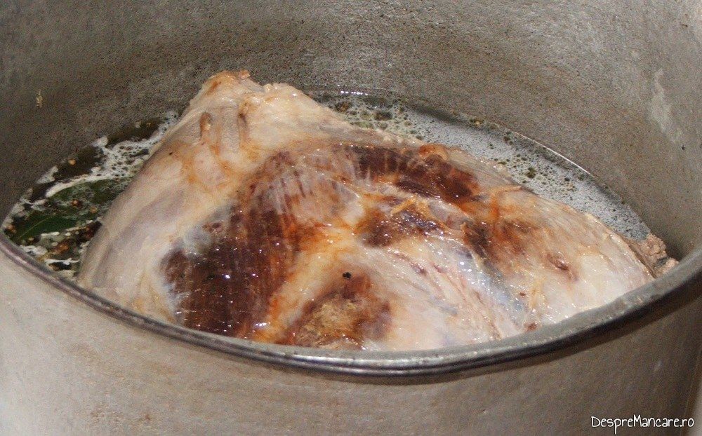 Adaugare vin rosu peste pulpa de capra oparita in apa fiarta si rumenita in untura de porc.