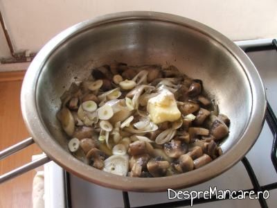 Adaugarea untului peste ciuperci si praz, dupa calirea acestora, pentru muschiulet de porc cu legume, la tigaie.