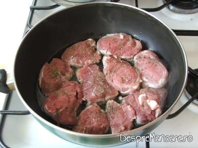 Prajirea feliilor de carne pentru muschiulet de porc cu legume, la tigaie.